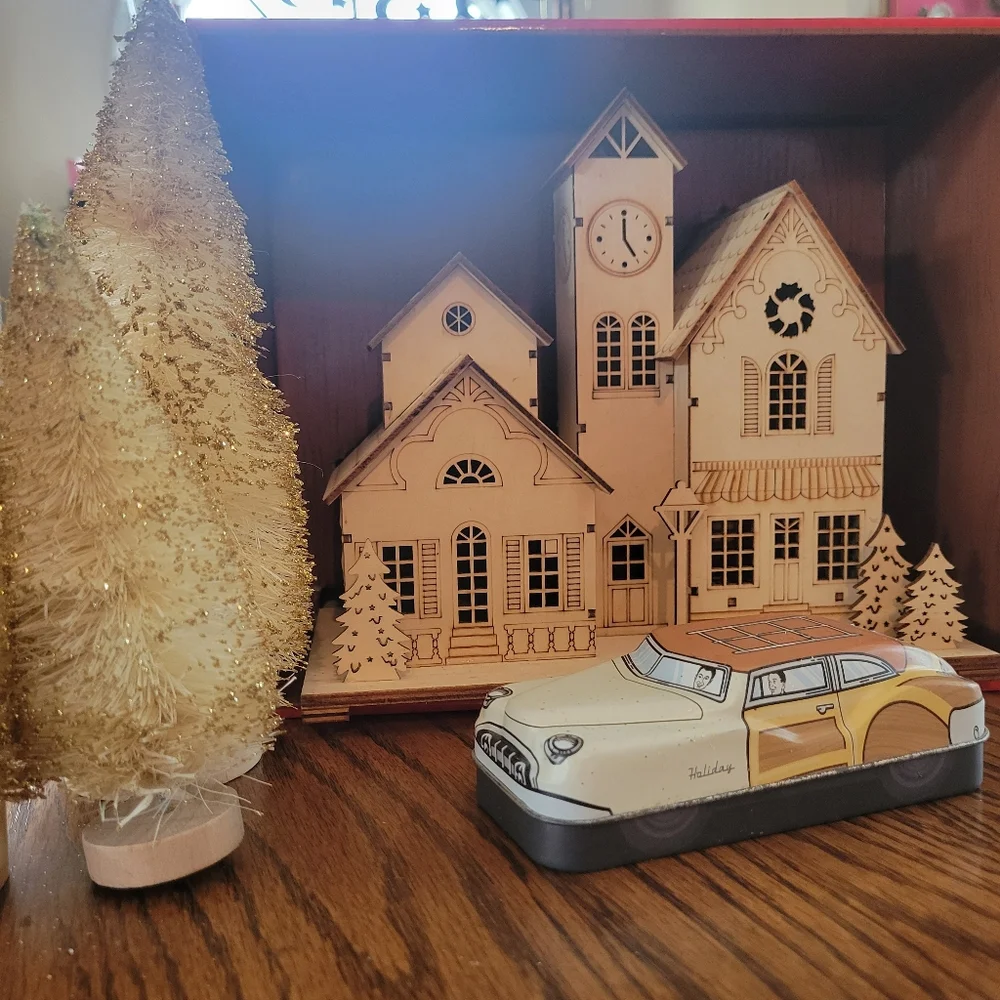Holiday House & Car Vignette ~ Hallmark House NIB/NWT ~ Fossil Tin Car